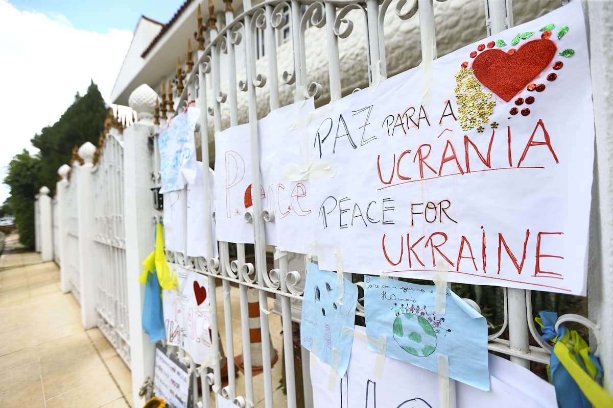 Cartazes com mensagens de solidariedade são afixados na frente da embaixada da Ucrânia em Brasília. Foto: © Marcelo Camargo / Agência Brasil.